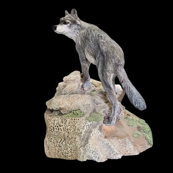 Second Nature Design Wolf Figurine Wildlife Collectibles Statue Hong Kong - Picture 2 of 6